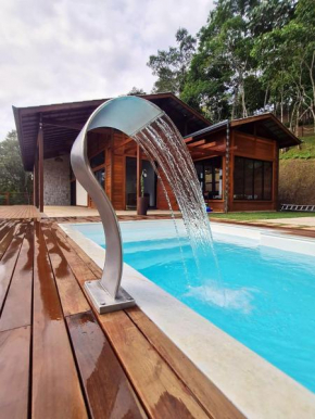 Linda Casa de Campo com Piscina na Rota dos Ipês